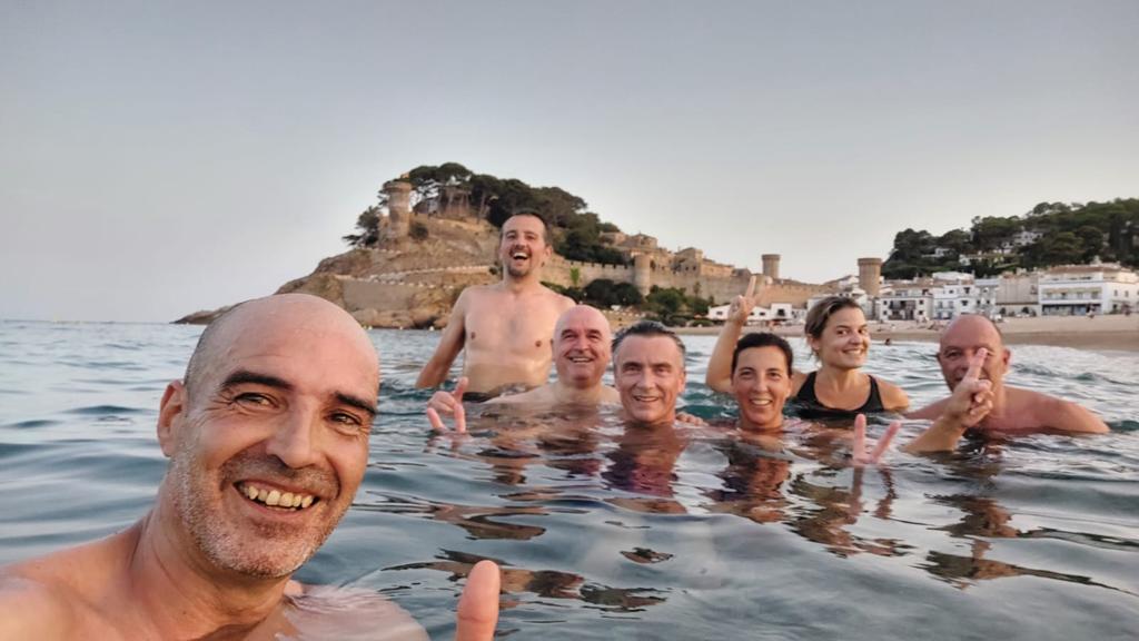 Membres de Fondistes Tossa compartint una activitat davant la Vila Vella